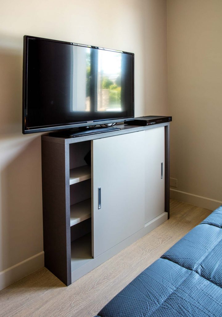 meuble tv avec rangement fermé