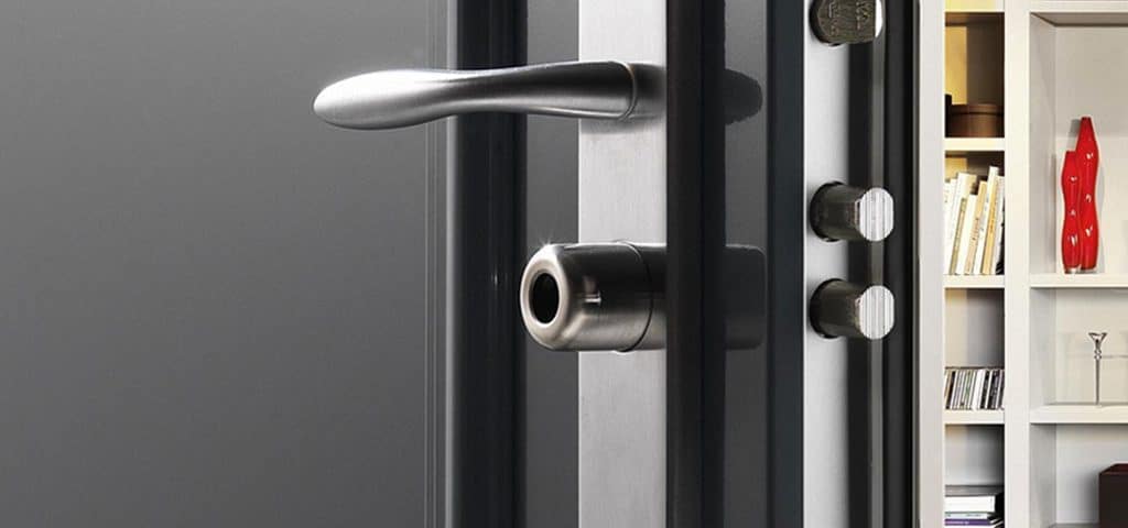 comment régler les gonds d'une porte de chambre