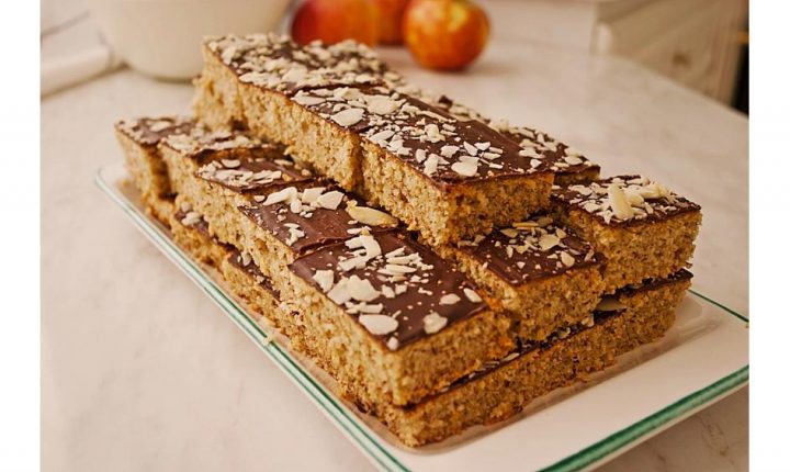 rührkuchen mit marzipan und mandeln