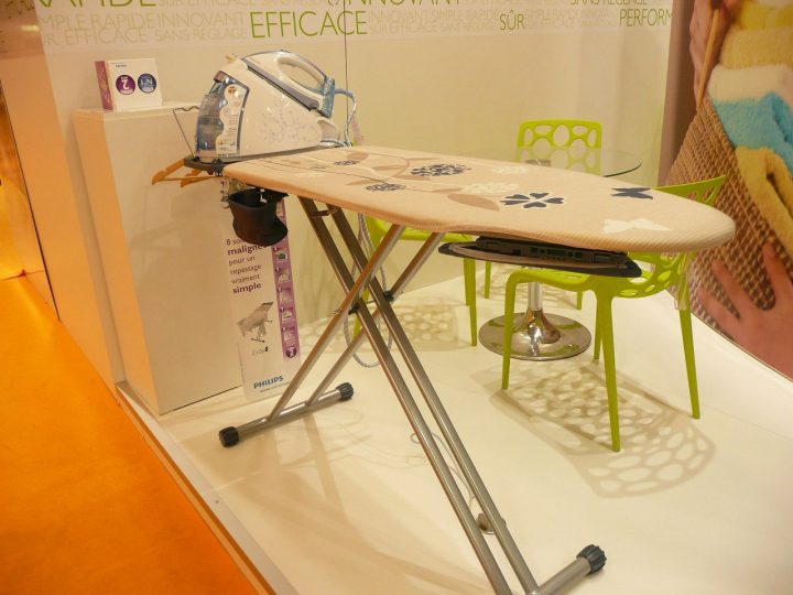 meuble avec table à repasser intégrée