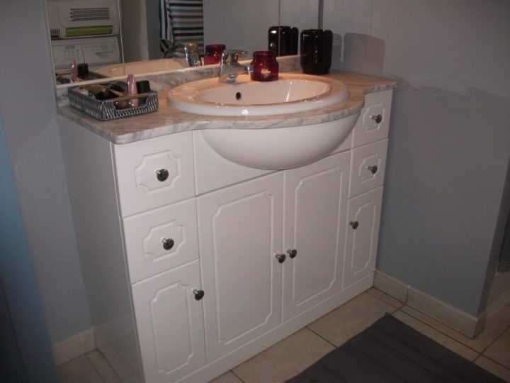 peindre meuble de salle de bain