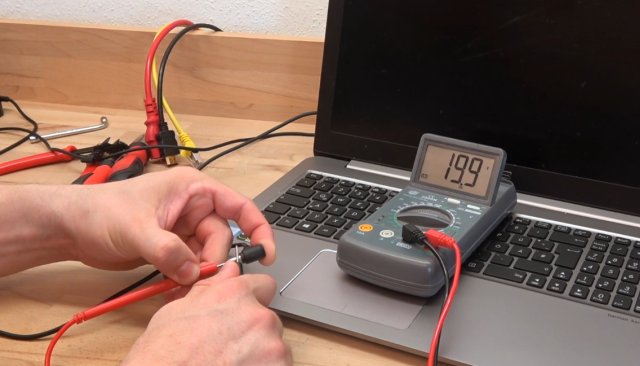 laptop geht aus wenn ich netzstecker ziehe