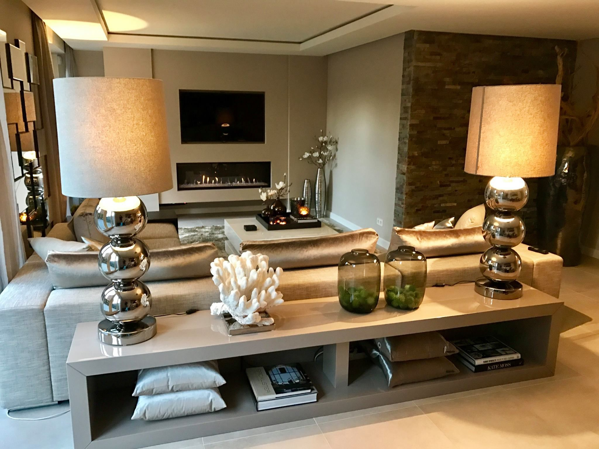 43 Modern Glam Living Room Decorating Ideas | Deco Salon intérieur Meuble Derriere Canapé