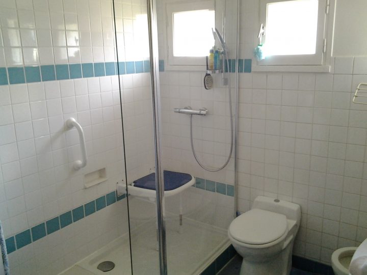 Aménagement Salle De Bain Pour Senior – Brennig avec Siège Pour Salle De Bain