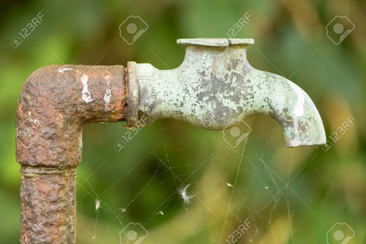 Ancien Tuyau Rouillé Et Robinet De Cuivre Cassé. Plomberie Extérieure Après  De Nombreuses Années D'exposition Aux Éléments, Montrant La Corrosion encequiconcerne Casse Robinet