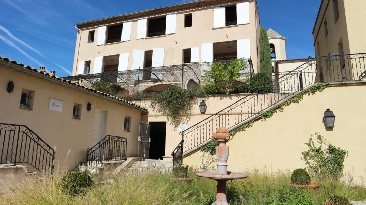 Appartement À Vendre Sur Le Golf International De Pont Royal destiné Meuble Pont Royal