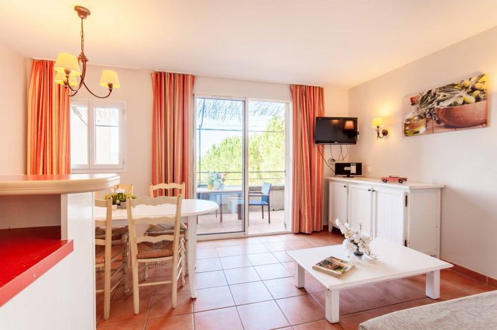 Appartement Meublé 1 Chambre Golf De Pont Royal – John concernant Meuble Pont Royal