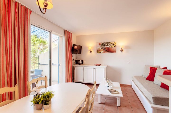 Appartement Meublé 1 Chambre Golf De Pont Royal – John dedans Meuble Pont Royal