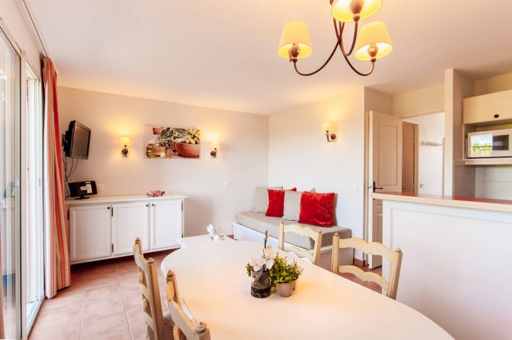 Appartement Meublé 1 Chambre Golf De Pont Royal – John encequiconcerne Meubles Pont Royal