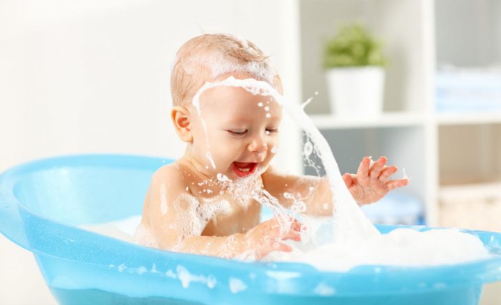 Baignoire Bébé : Bien La Choisir, Quelle Est La Meilleure destiné Baignoire Bebe Pour Douche