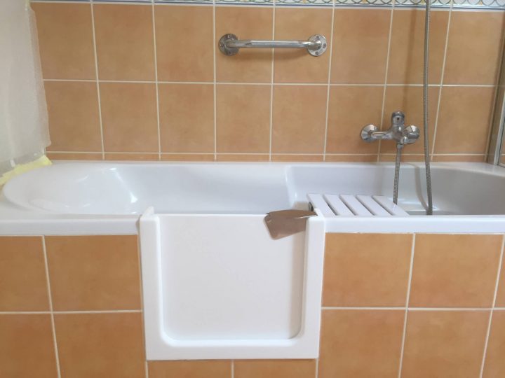 Baignoire Pour Personnes Âgées À Petit Prix : La encequiconcerne Salle De Bain Personnes Agées