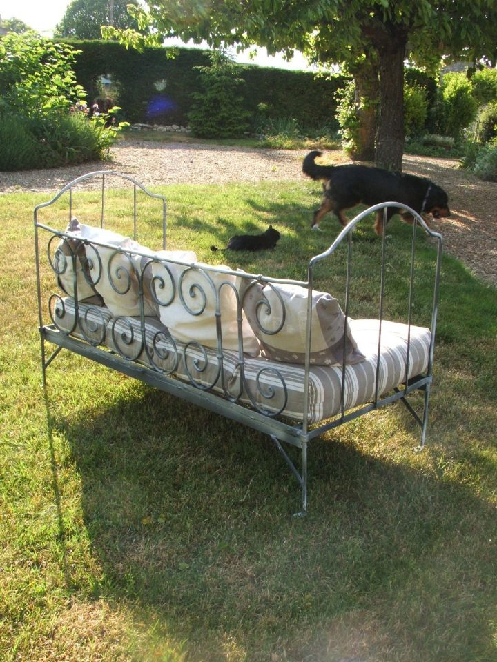 Banquette Bacchus ,Ancien Lit En Fer Forgé Gris Foncé Avec serapportantà Décoration Jardin Fer Forgé Banquette Bacchus ,Ancien Lit En Fer Forgé Gris Foncé Avec serapportantà Décoration Jardin Fer Forgé