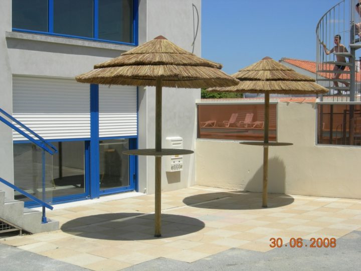 Bar/Piscine/Restauration-Parasol En Fibre/Roseau Ou Paillote destiné Bar Extérieur En Bois Exotique