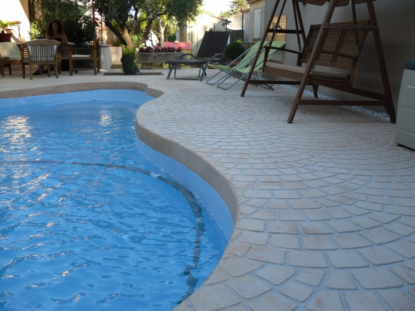 Béton Matricé Tramé – Société Deco Sol 043 – Gard (30) encequiconcerne Plage De Piscine En Béton Imprimé