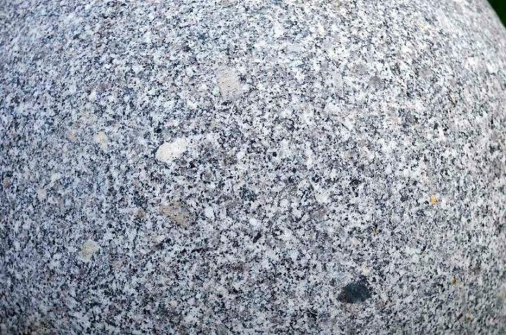 Boule Décorative En Granit Pour Le Jardin — La Jardinerie encequiconcerne Boule Décorative Jardin