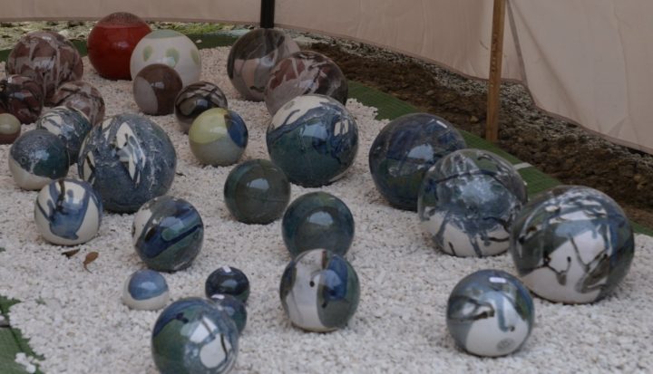 Boules En Grès Pour La Décoration Extérieure, Poteries De serapportantà Boule Décorative Jardin