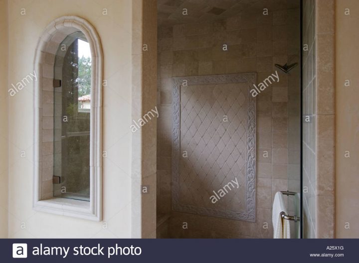 Cabine De Douche Haut De Gamme De Carreaux Et Fenêtre Dans concernant Cabine De Douche Haut De Gamme