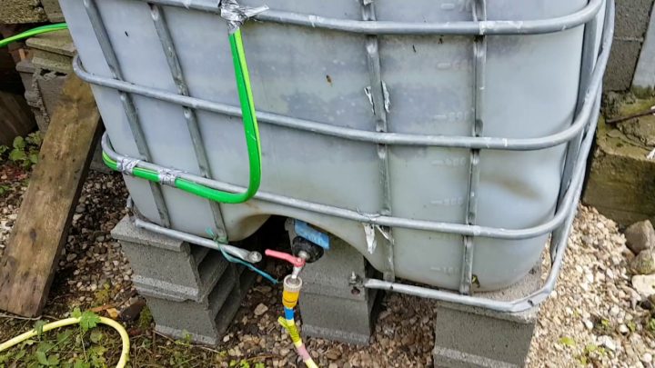 Caler Solidement Une Cuve À Eau De 1000L Méthode Des Parpaings concernant Robinet Cuve 1000 Litres