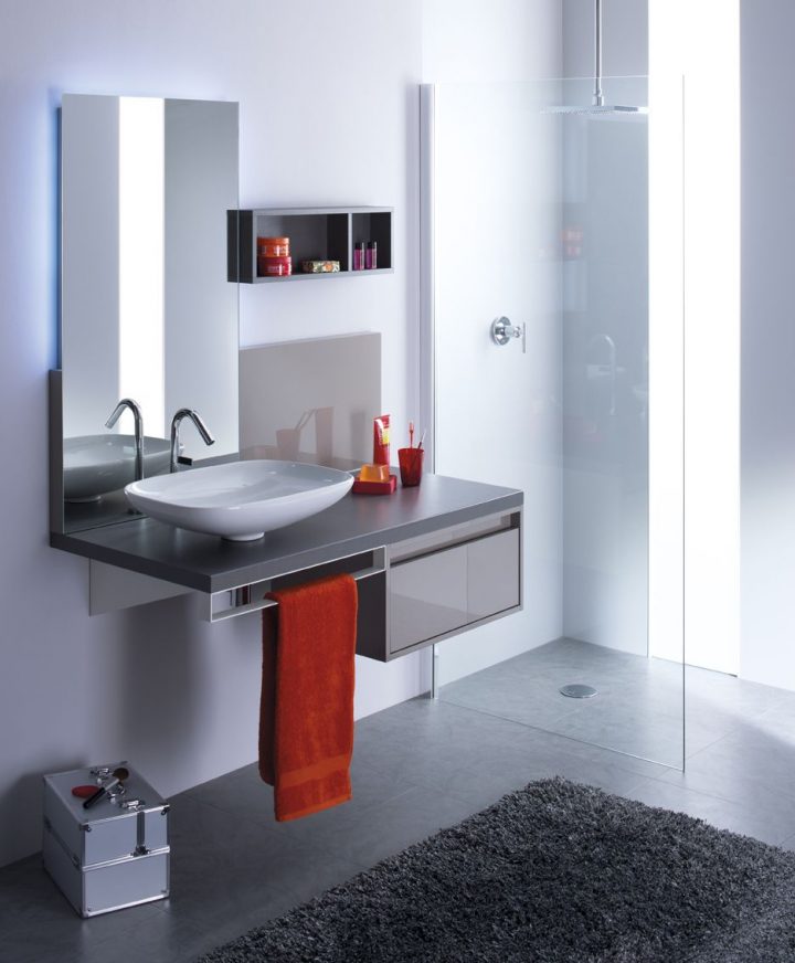 Camaïeu De Gris Pour Cette Salle De Bain En Laque Brillante destiné Meuble Salle De Bain Gris Laqué