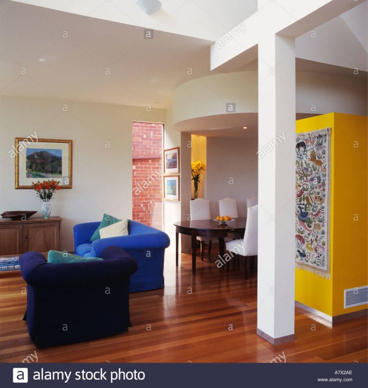 Canapé Et Fauteuil Bleu Vif Dans Openplan Blanc Moderne serapportantà Parquet Salon Salle A Manger