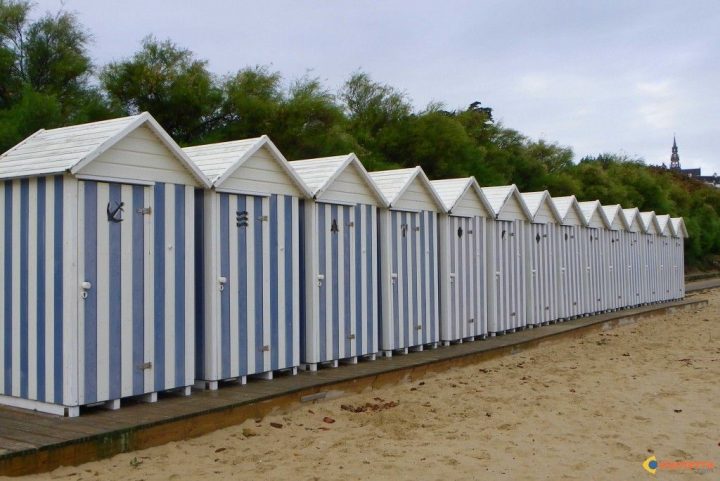 Carantec: La Plage Du Kelenn | Cabane De Plage, Cabine De encequiconcerne Cabine De Plage En Bois