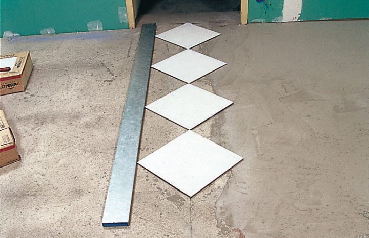 Carrelage : Comment Faire Une Pose En Diagonale ? | Diy Family pour Pose Carrelage Rectangulaire Carrelage : Comment Faire Une Pose En Diagonale ? | Diy Family pour Pose Carrelage Rectangulaire