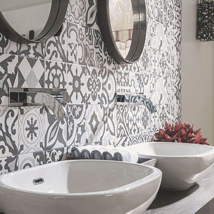 Carrelage : Les Nouveautés Pour La Salle De Bains : Femme concernant Carelage Salle De Bain