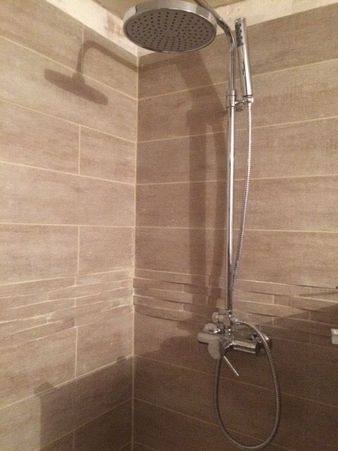 Carrelage Taïga Beige Chez Leroy-Merlin Avec Frise En encequiconcerne Carrelage Pour Douche Italienne Brico Dépôt