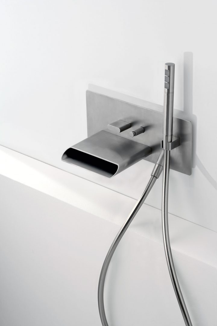 Ce Mitigeur De Douche Encastré Avec Douchette À Main, En concernant Robinetterie Douche Encastrable