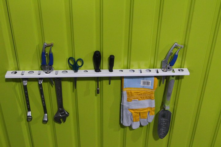 Chalet & Jardin:la Maison Du Jardin Cette Étagère Porte avec Porte Outils De Jardin Chalet & Jardin:la Maison Du Jardin Cette Étagère Porte avec Porte Outils De Jardin