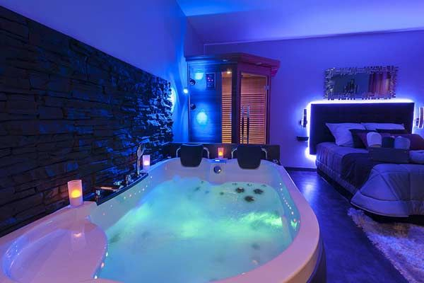 Chambre Avec Jacuzzi Ideal Pour Une Nuit D'Amour Insolite intérieur Chambre D Hotel Avec Jacuzzi Privé