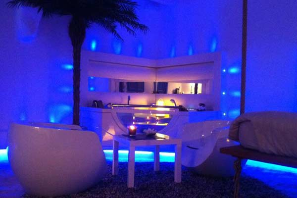 Chambre Avec Jacuzzi Pour Moment Intime En Couple. dedans Chambre D Hotel Avec Jacuzzi Privé