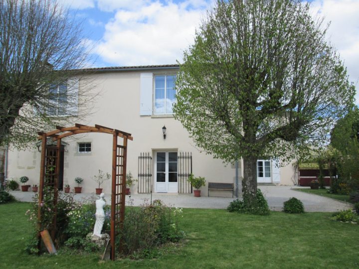 Chambres D'hôtes Le Cadran Solaire De Courcelles, Chambres serapportantà Chambre D Hote Saint Jean D Angely