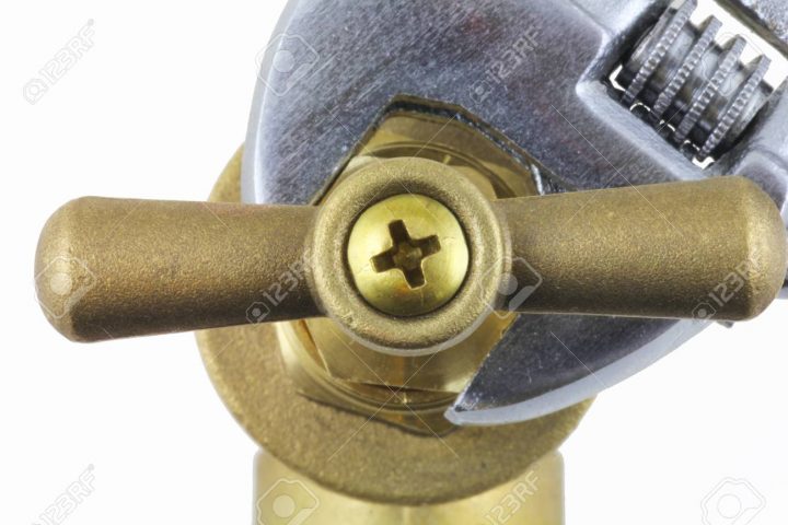 Clé De Plombier – Une Clé À Molette Qui Serre Un Écrou De Presse-Étoupe Sur  Un Robinet Qui Fuit pour Presse Étoupe Robinet