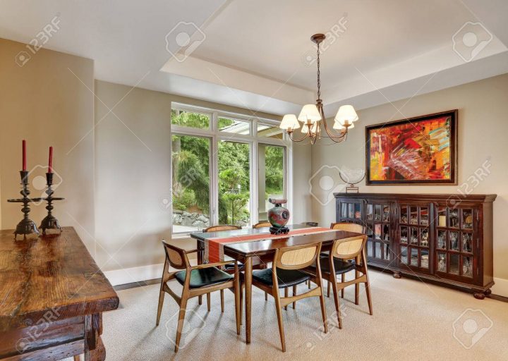 Clôturé Salle À Manger Intérieure Avec Détails Rétro, Armoire Vintage Avec  Des Trucs De Verre En Elle, Table À Manger Avec Des Chaises Antiques Et destiné Armoire De Salle À Manger