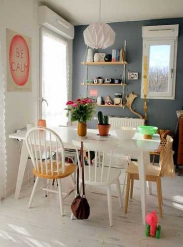 Coin Repas Avec Table Blanche Dans Cuisine Vintage pour Coin Set De Table À Manger