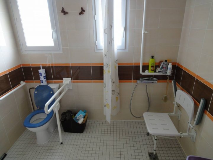 Comment Aménager Une Douche Pour Les Personnes Âgées Sur La encequiconcerne Douche Personne Agée