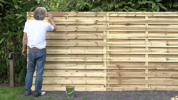 Comment Appliquer Une Lasure Sur Des Clôtures En Bois Au tout Barrière Bois Jardin
