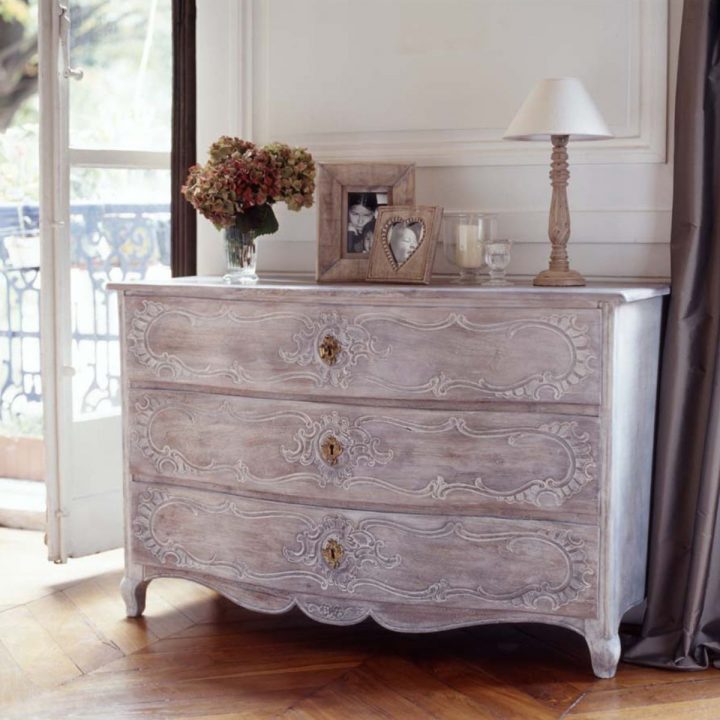 Comment Céruser Un Meuble En Bois : Femme Actuelle Le Mag pour Repeindre Un Meuble En Bois Verni Comment Céruser Un Meuble En Bois : Femme Actuelle Le Mag pour Repeindre Un Meuble En Bois Verni