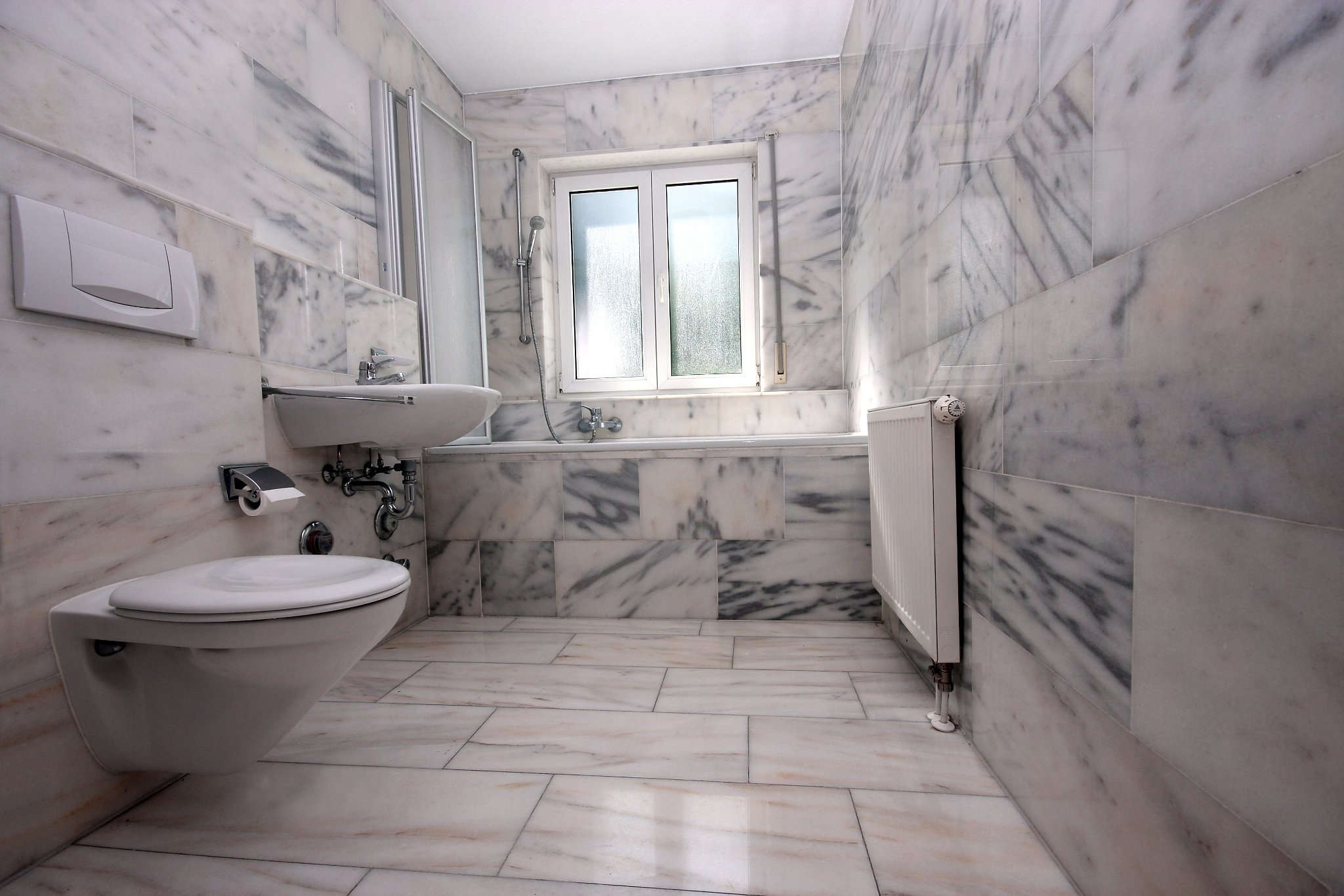 Comment Changer Son Carrelage De Salle De Bains Soi-Même ? destiné Rénover Carrelage Salle De Bain