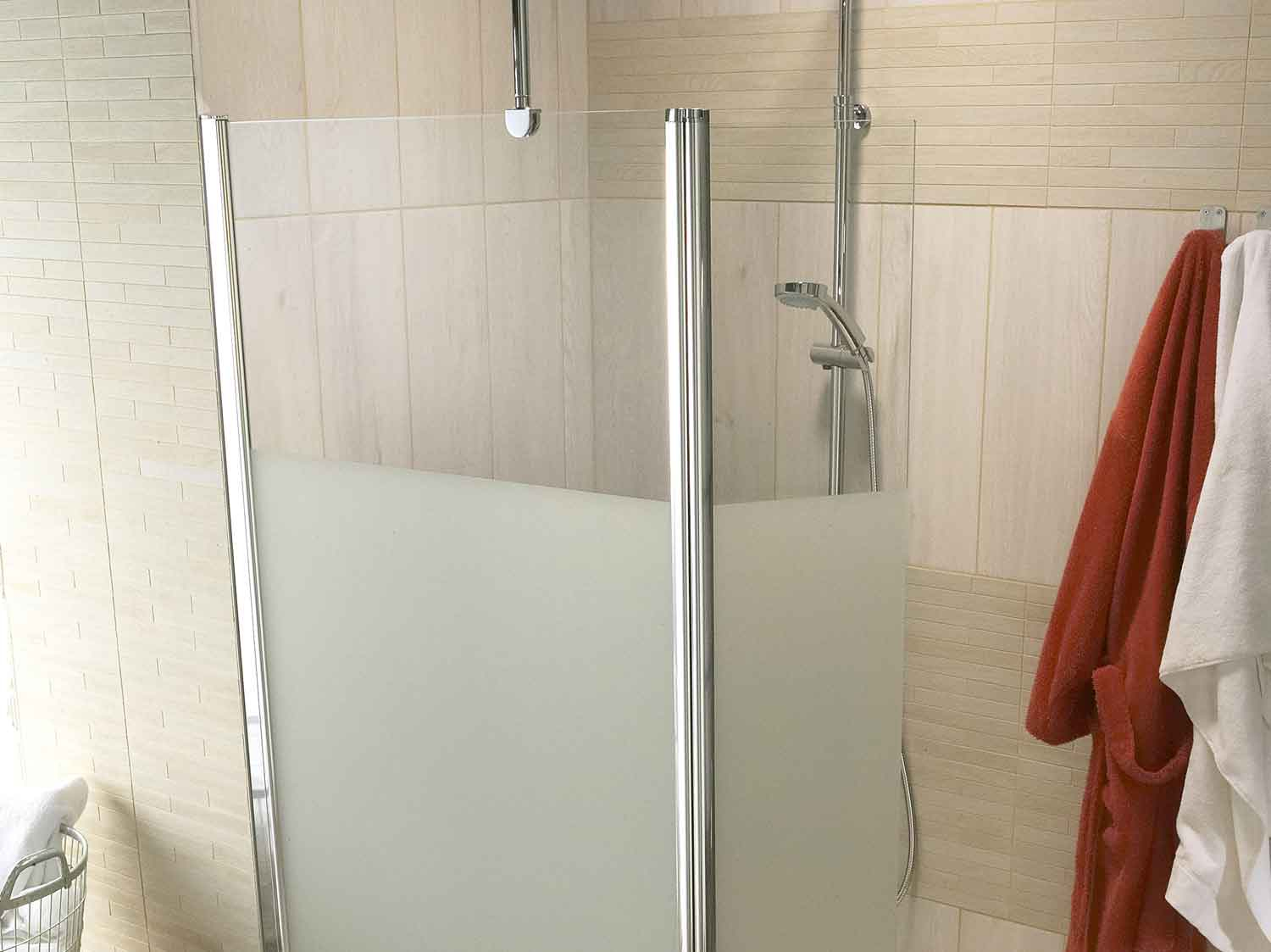 Comment Choisir Sa Porte Et Sa Paroi De Douche ? | Leroy Merlin pour Porte De Douche Pivotant