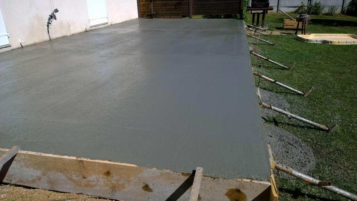 Comment Couler Une Dalle En Béton Pour Votre Terrasse À La dedans Dalle Terrasse Béton 30X30