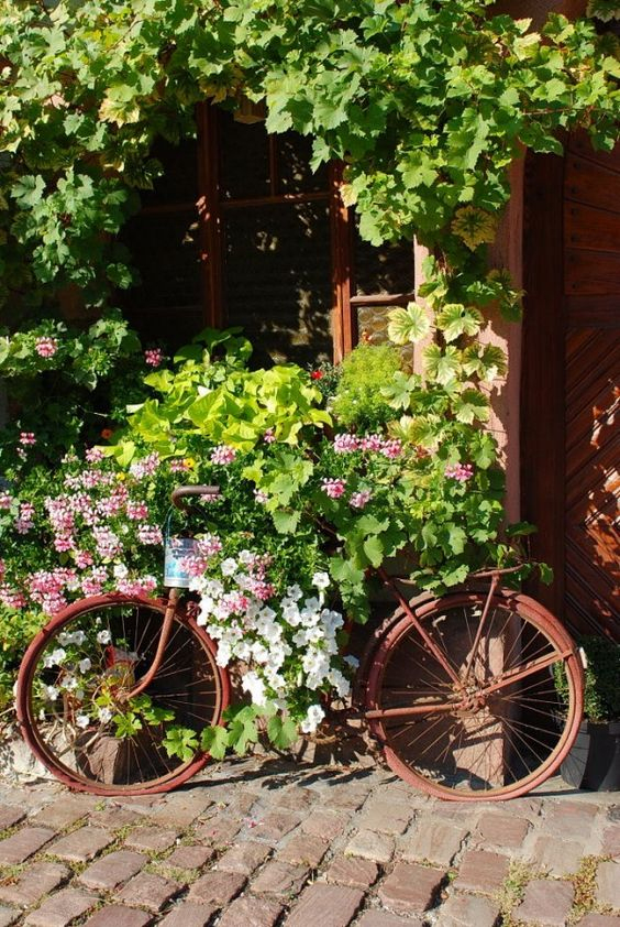 Comment Décorer Son Jardin En Recyclant Son Velo | Studio concernant Velo Deco Jardin