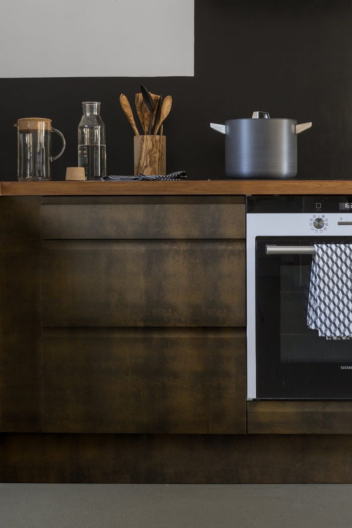 Comment Repeindre Ses Meubles De Cuisine ? intérieur Repeindre Un Meuble En Bois Verni Comment Repeindre Ses Meubles De Cuisine ? intérieur Repeindre Un Meuble En Bois Verni