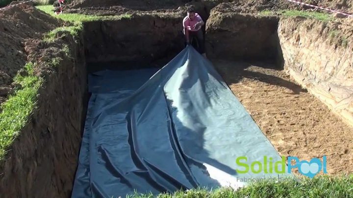 #Construction #Piscine : Coulage Piscine Fond Plat En à Dalles Caoutchouc Piscine