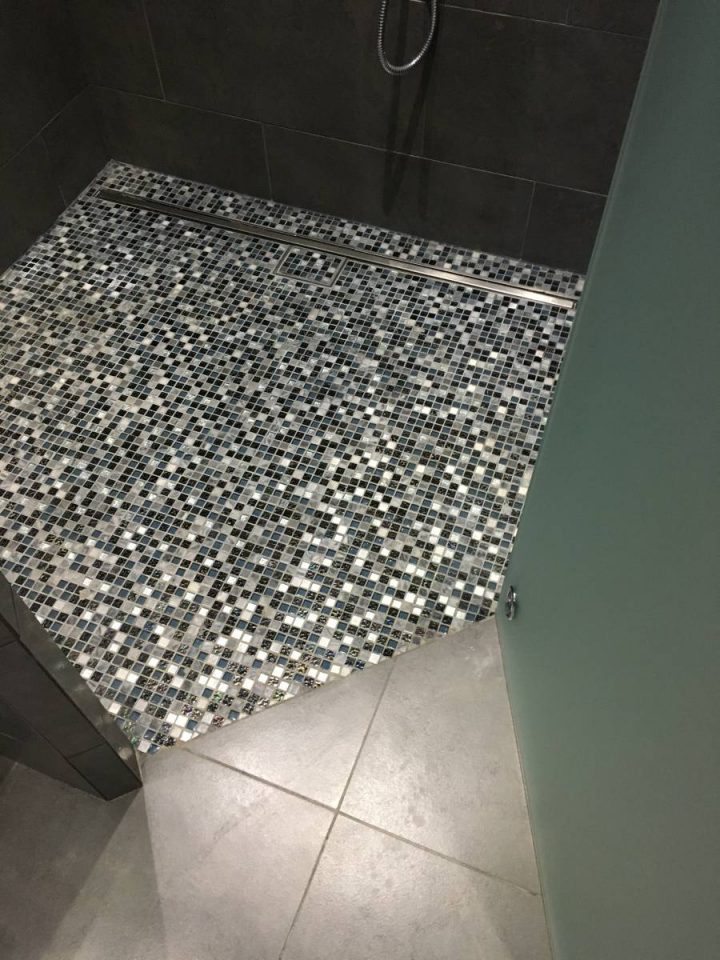 Création D'une Douche Italienne En Émaux Ou Pâte De Verre À concernant Carrelage Pour Douche À L Italienne