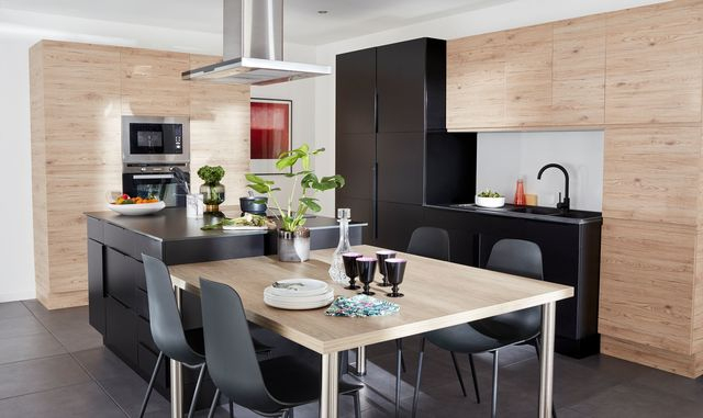 Cuisine Avec Coin Repas, Table, Bar, Îlot Pour Manger avec Coin Set De Table À Manger