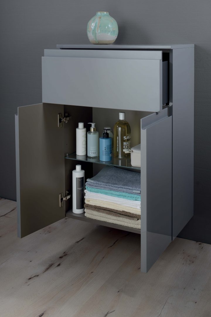 Découvrez Ce Meuble De Rangement Laqué Gris Souris Pour Une concernant Meuble Salle De Bain Gris Laqué