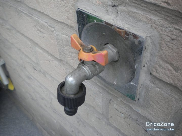 Démonter Plaque Décoratif Robinet Extérieur à Robinet Qui Bouge