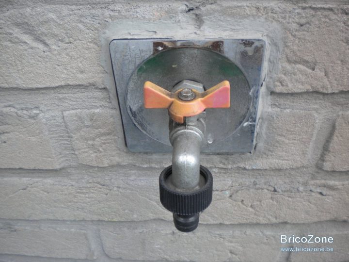 Démonter Plaque Décoratif Robinet Extérieur concernant Robinet Qui Bouge
